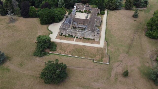 Vue a&eacute;rienne par drone de Lacock Abbey dans le Wiltshire en Angleterre