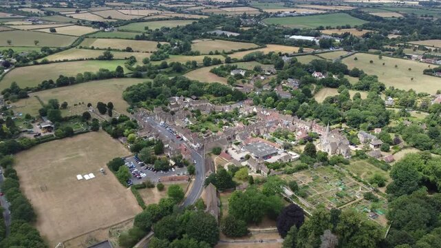 Vue a&eacute;rienne par drone du village historique de Lacock dans le Wiltshire en Angleterre