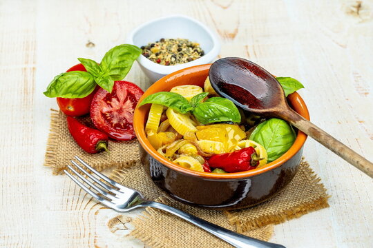 Ciotola con pasta di semola di grano duro 