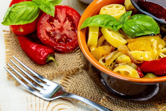 Primo piano di ciotola con pasta di semola di grano duro