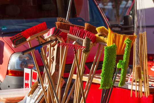 Bunte Besen auf einem Wochenmarkt zum Verkauf, Deutschland