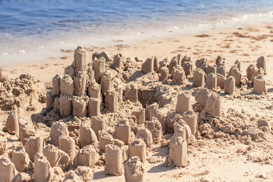 Sandburg bauen. Meeresk&uuml;ste mit Sandburg. Aktivit&auml;t am Sandstrand.