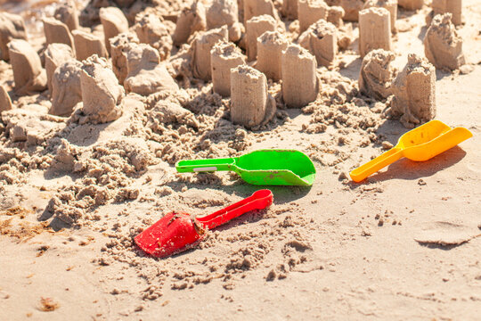 Sandburg bauen. Aktivit&auml;t in der Sandkiste.