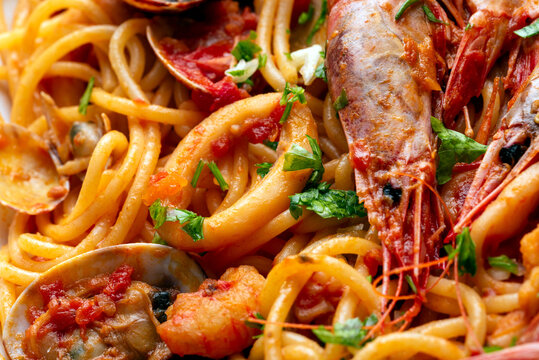 Spaghettoni al sugo di frutti di mare, Pasta Italiana 