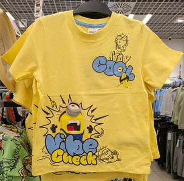 Camiseta de manga corta con el estampado de un minion y el texto Stay Cool, Vibe Check, en tienda Primark, Madrid, Espa&ntilde;a, 21 de junio de 2026