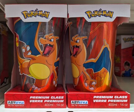 Vasos de cristal coleccionables con Charizard de Pok&eacute;mon, en su caja oficial de merchandising, tienda Toy Planet, Madrid, Espa&ntilde;a, 21 de junio de 2026