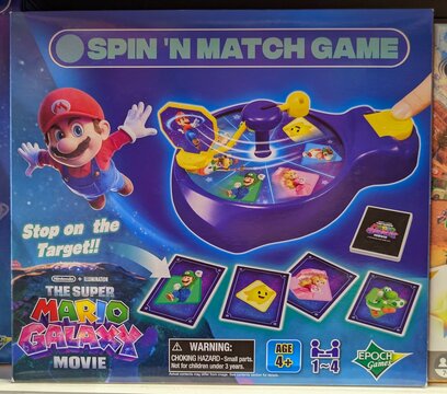 Vista de cerca de una caja del juego de mesa Spin 'N Match Game, ambientado en The Super Mario Galaxy Movie, de Epoch Games, en tienda Toy Planet en Madrid, Espa&ntilde;a, 21 de junio de 2026