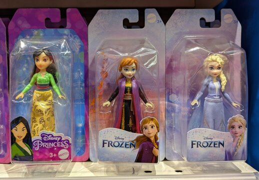 Vista de cerca de un colorido grupo de mu&ntilde;ecas de Disney: Mulan, de Princesas Disney, y Anna y Elsa de Frozen, de Mattel, en tienda Toy Planet en Madrid, Espa&ntilde;a, 21 de junio de 2026