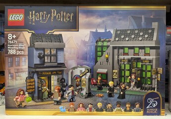Fototapeta premium Caja de construcción de Lego Harry Potter, Knockturn Alley Wizarding Shops, con varios muñecos, en una tienda Carrefour, Madrid, España, 20 de junio de 2026