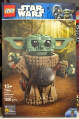 Fototapeta premium Caja de construcción de Lego Star Wars, de Grogu Baby Yoda, aprendiz de The Mandalorian, en una tienda Carrefour, Madrid, España, 20 de junio de 2026