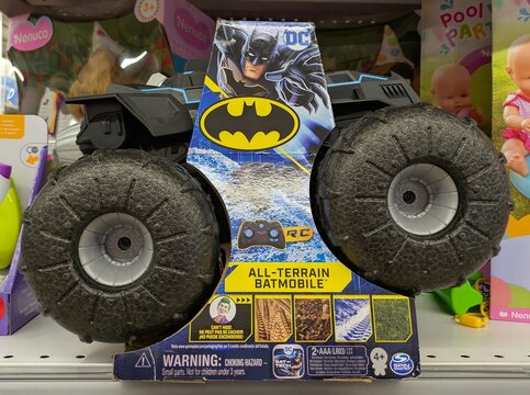 Veh&iacute;culo de Batman de DC comics. Batm&oacute;vil todoterreno con control remoto RC de Spin Master, con grandes ruedas, en un estante de una tienda Carrefour en Madrid, Espa&ntilde;a, 20 de junio de 2026