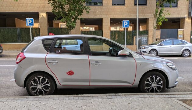 Vista lateral de un autom&oacute;vil Kia Ceed con pegatinas de Spider-Man de Marvel en las ventanillas, aparcado en una calle de Madrid, Espa&ntilde;a, 21 de junio de 2026