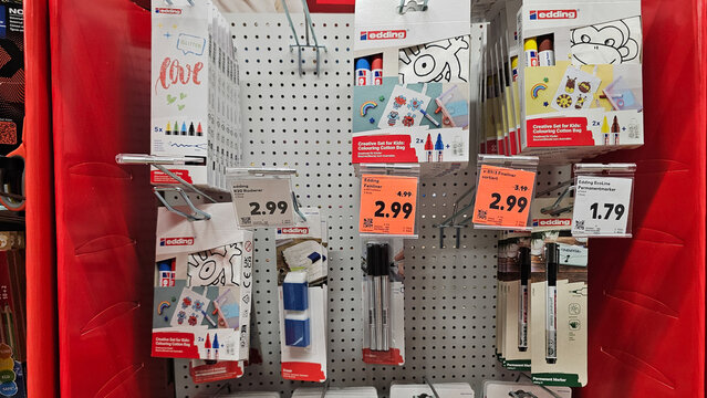 Edding creative sets and markers on retail display