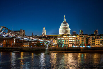 Fototapeta premium Millennium Bridge and St Paul’s Cathedral at Night, London