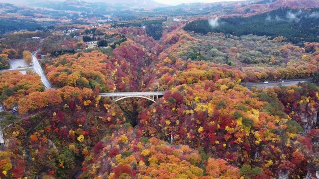 宮城県 鳴子峡の紅葉風景と大深沢橋 空撮ドローン映像
Aerial Shot of Autumn Colors at Naruko Gorge, Miyagi Japan