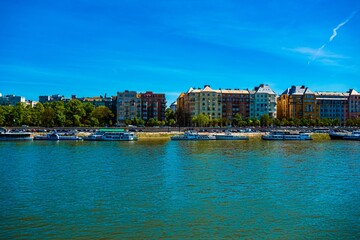 Obraz premium Colorful buildings along a river with boats
