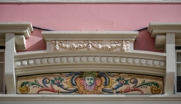 Linteau de fen&ecirc;tre classique traditionnel &agrave; Coimbra, Portugal