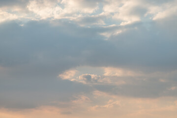 Obraz premium Azure fades into amber in this painterly cloudscape, where pearlescent light and lavender shadows create a serene, minimalist backdrop. A tranquil gradient of pearl, peach, and slate, this celestial d