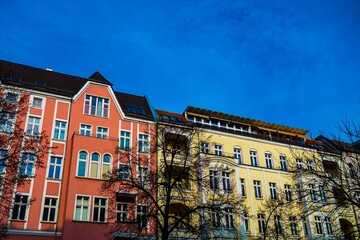Obraz premium Colorful buildings against a bright blue sky