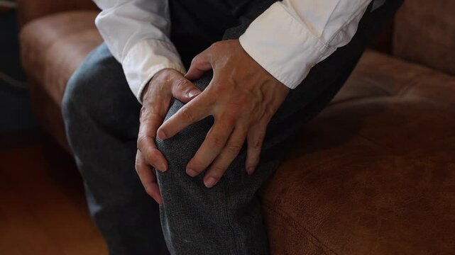 膝が痛む中高年の男性
