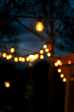 Stimmungsvolle Lichterkette bei Nacht &ndash; warme Beleuchtung im Garten