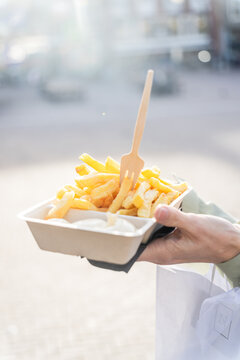 Pommes frites in Pappschale mit Gabel &ndash; Streetfood, Snack und Sommerurlaub