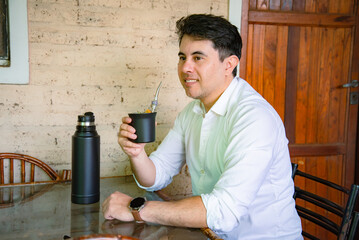 Estilo de vida latinoamericano con mate en el hogar, joven sonriente © Daniel