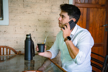 Hombre con camisa blanca tomando yerba mate tradicional © Daniel