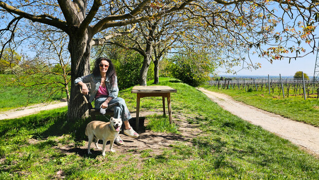 Frau+ihr Hund machen Pause vom Wandern 