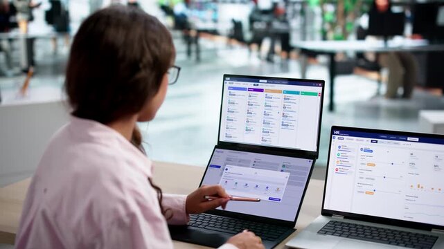 HR Manager Reviews Payroll Software Data