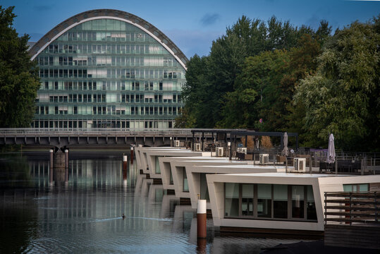 Hausboote oder "Floating Homes" am Liegeplatz in Hamburger Gewerbegebiet. Im Hintergrund: B&uuml;ro- und Gesch&auml;ftshaus "Berliner Bogen"