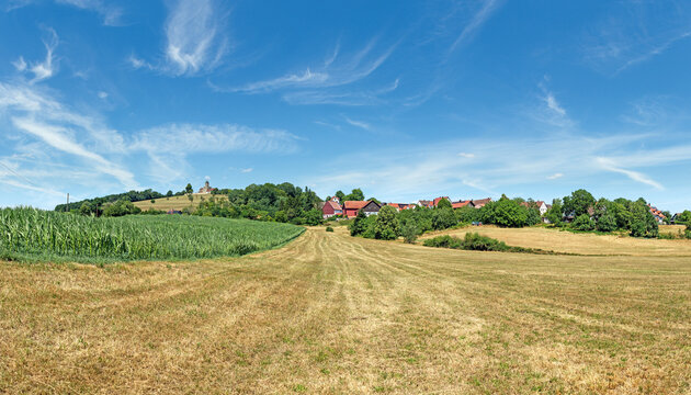Blick auf den Hohenberg und die Jakobuskirche bei Ellwangen im Ostalbkreis