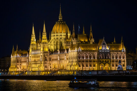 Hungarian Parliament &ndash; ​​Orsz&aacute;gh&aacute;z: an icon of Budapest at night