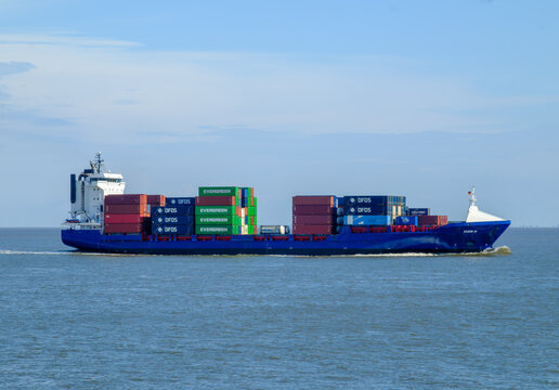CUXHAVEN, DEUTSCHLAND &ndash; 02.09.2026: Das in den Niederlanden registrierte Containerschiff SVEN D auf der Elbe in H&ouml;he CUXHAVEN