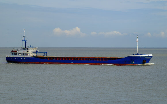 CUXHAVEN, DEUTSCHLAND &ndash; 02.09.2026: Der in  Antigua und Barbuda registrierte Frachter MONIKA auf der Elbe in H&ouml;he CUXHAVEN