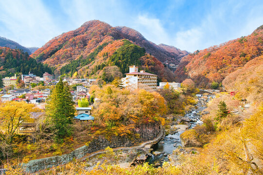 栃木県日光市　秋の紅葉に染まる川治温泉と男鹿川