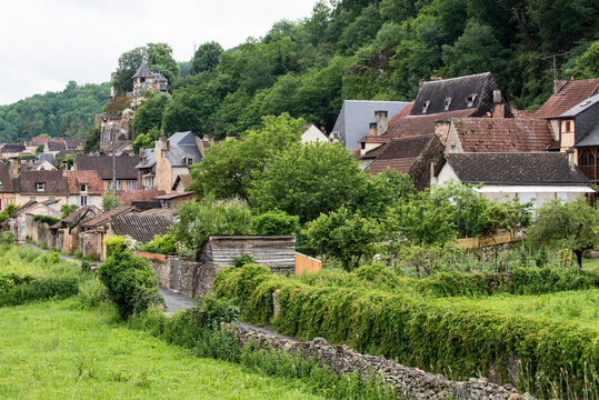 Franz&ouml;sische L&auml;ndereien in klassischer Architektur in Lascaux auf dem Land