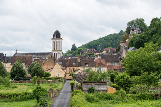 Franz&ouml;sische L&auml;ndereien in klassischer Architektur in Lascaux auf dem Land