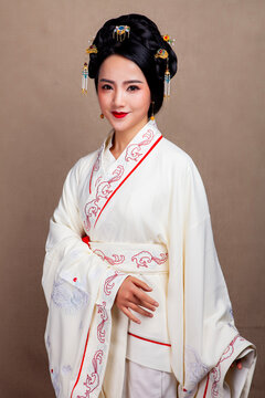 Portrait of a woman in traditional Hanfu, featuring an Eastern classical aesthetic.