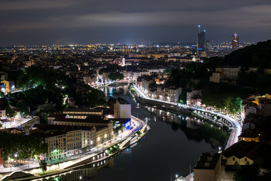 Nacht Skyline von Lyon mit Fluss Rhone, Palais und Fernsehturm in sch&ouml;ner Beleuchtung Frankreich