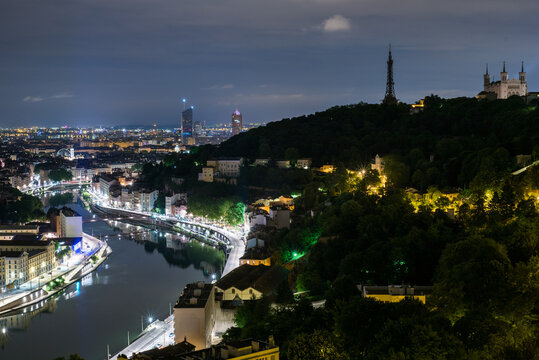Nacht Skyline von Lyon mit Fluss Rhone, Palais und Fernsehturm in sch&ouml;ner Beleuchtung Frankreich