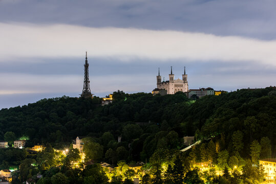 Nacht Skyline von Lyon mit Fluss Rhone, Palais und Fernsehturm in sch&ouml;ner Beleuchtung Frankreich