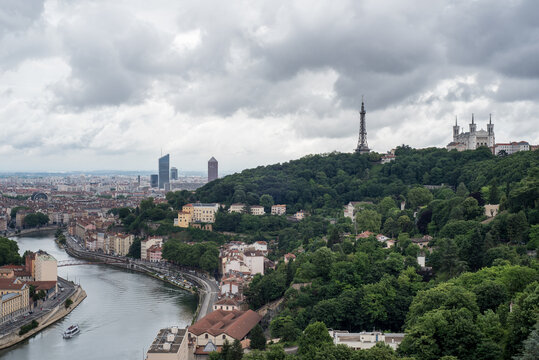 Fluss Rhone und Stadtpanorama von Lyon mit Fernsehturm und Palais in Frankreich