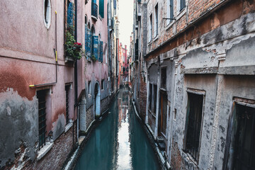 Narrow Venetian canal with mirror-like reflection © 慶悟 小山
