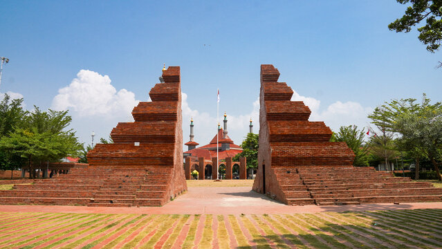 Red Brick Gate and Traditional Architecture Mosque
