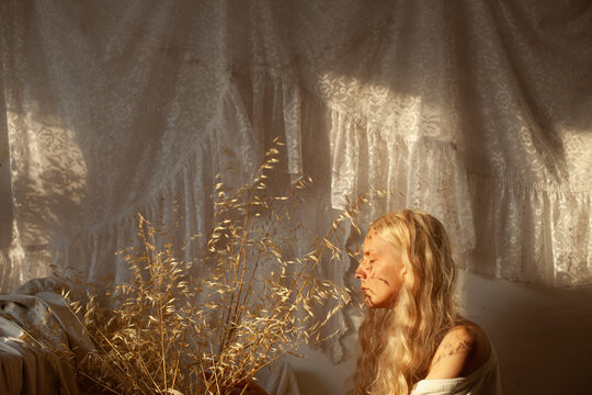 A woman with the dry flowers at home