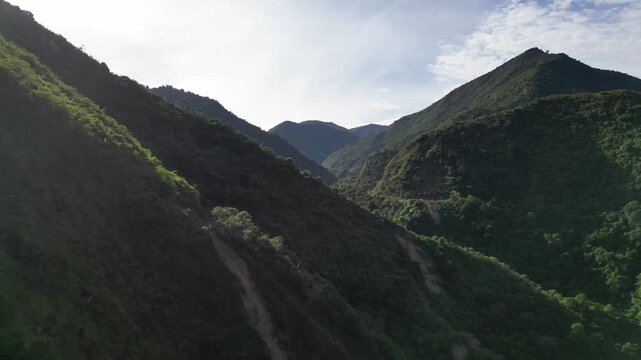 Vista a&eacute;rea con drone de los andes Ecuatorianos cubierto por &aacute;rboles en las monta&ntilde;as