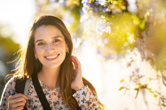 Smiling brunette woman portrait in natural sunlight