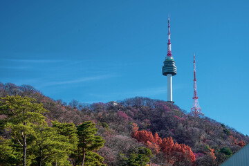Obraz premium Namsan Seoul Tower under clear blue sky
