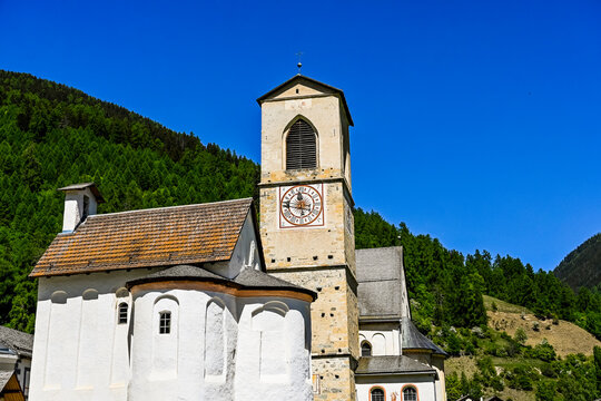 M&uuml;stair, Ofenpass, Kloster, Klosterkirche, Passstrasse, Bergstrasse, Zernez, Engadin, Pass, Nationalpark, Val M&uuml;stair, Alpen, Fr&uuml;hling, Sommer, Graub&uuml;nden, Schweiz
